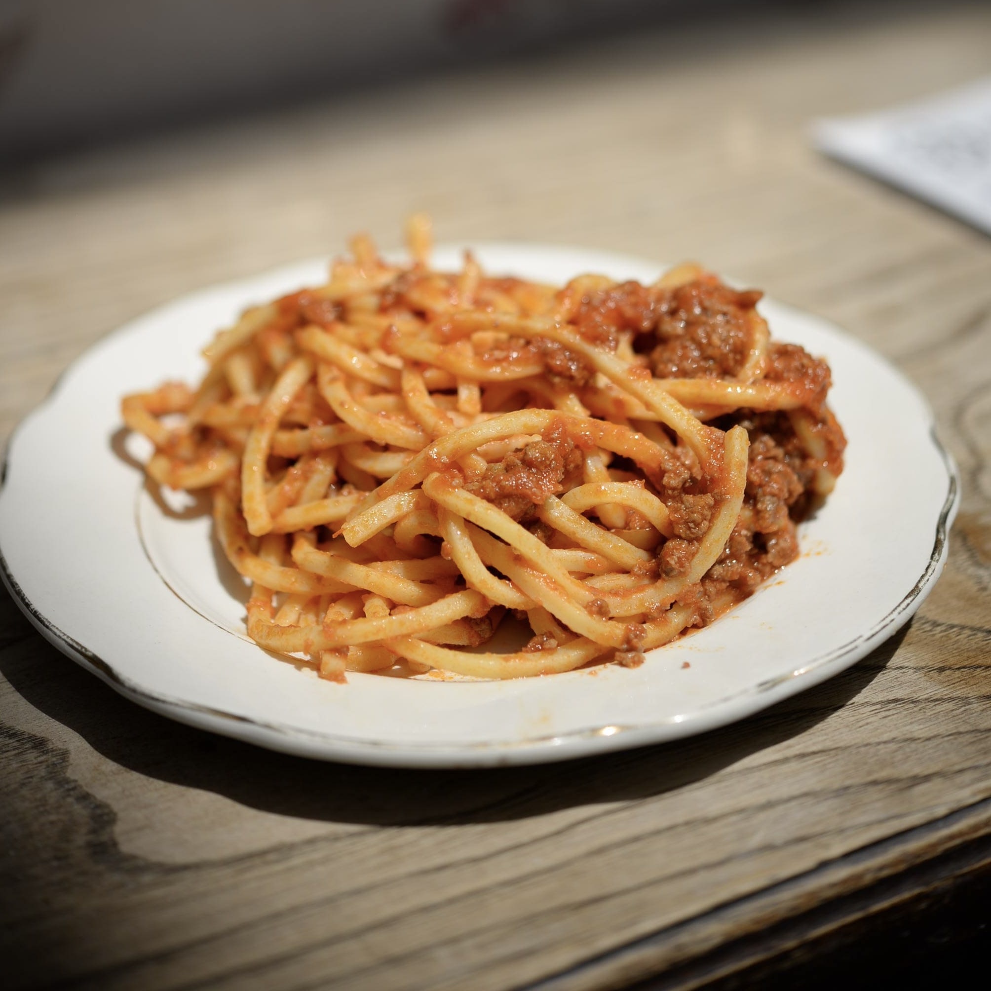mercato testaccio roma orietta e rolando tonnarello al ragu0175